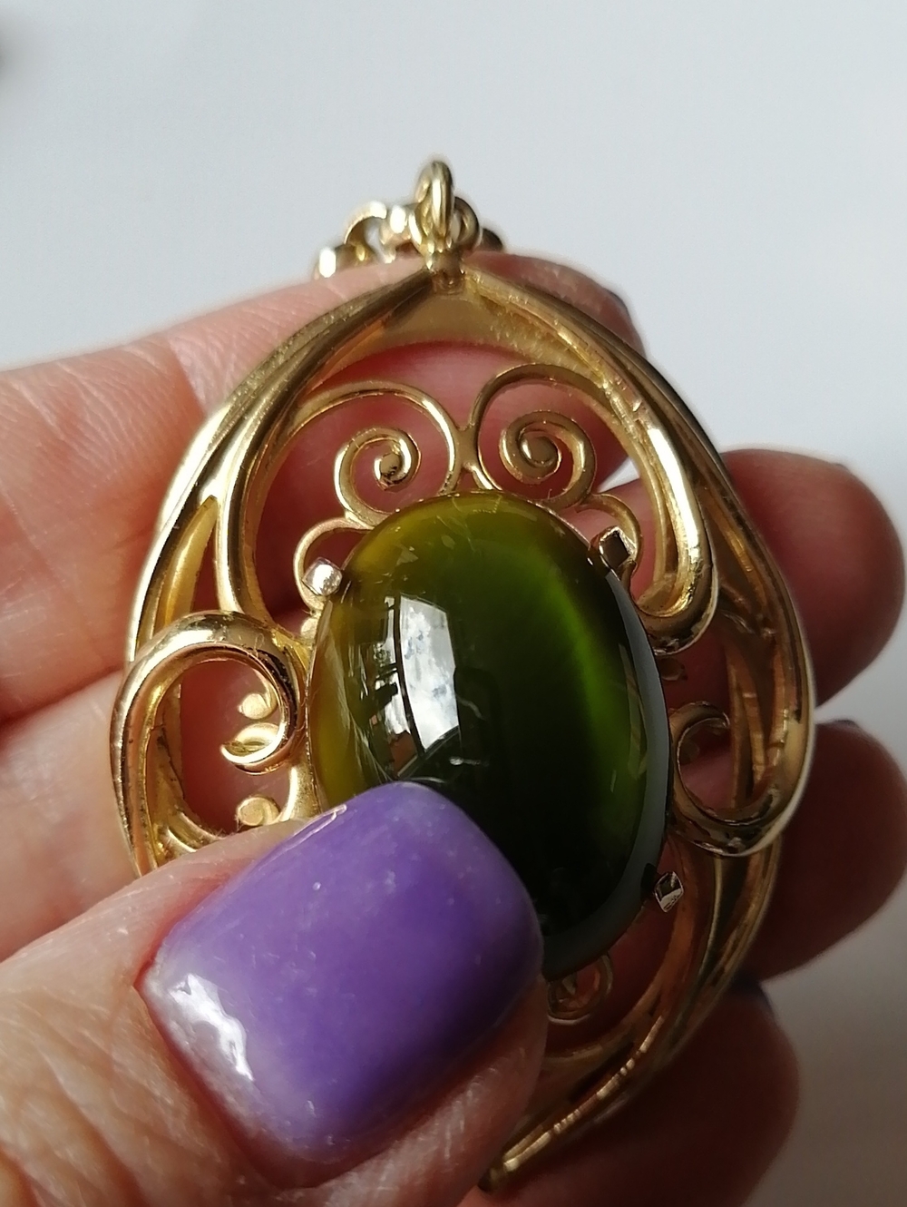 Vintage Whiting Davis Necklace with Dramatic Oval Olive Green Cabochon Pendant - Picture 5 of 10